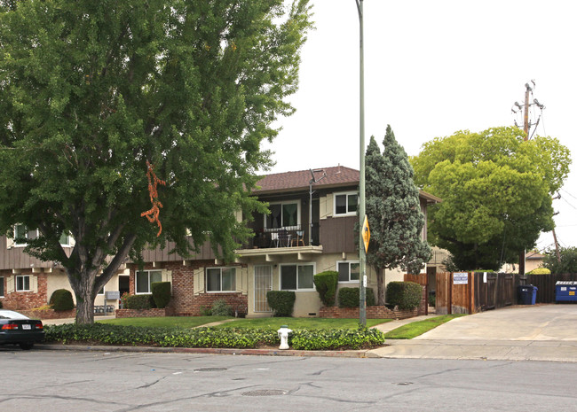 1590 Ontario Dr in Sunnyvale, CA - Foto de edificio - Building Photo