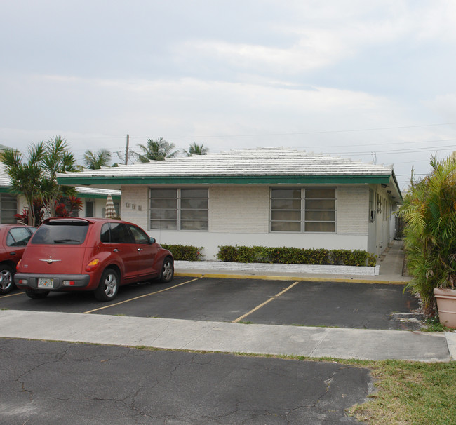 700-704 NE 4th Ct in Hallandale Beach, FL - Foto de edificio - Building Photo