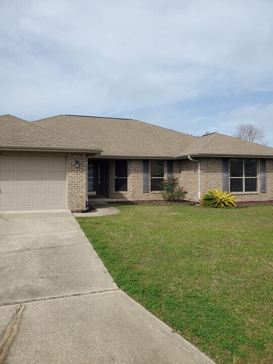 1744 Bay Pine Cir in Gulf Breeze, FL - Building Photo