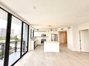 1910 NW 1st Pl, Unit B20 in Miami, FL - Building Photo - Building Photo