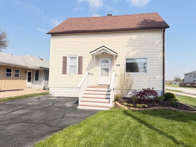 9351 Kennedy Ave, Unit #1 in Highland, IN - Foto de edificio - Building Photo