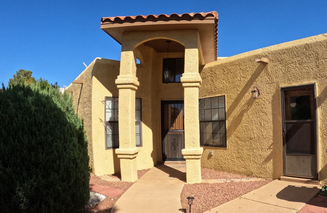 2062 Pinecone Way in Las Cruces, NM - Building Photo