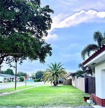 7321 SW 11th St in Plantation, FL - Foto de edificio - Building Photo