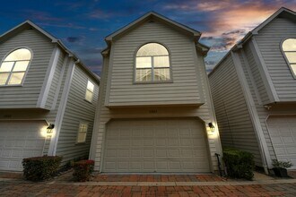 2941 Clinton Dr in Houston, TX - Building Photo - Building Photo