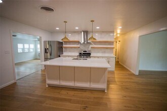 202 W Crestland Dr in Austin, TX - Building Photo - Building Photo