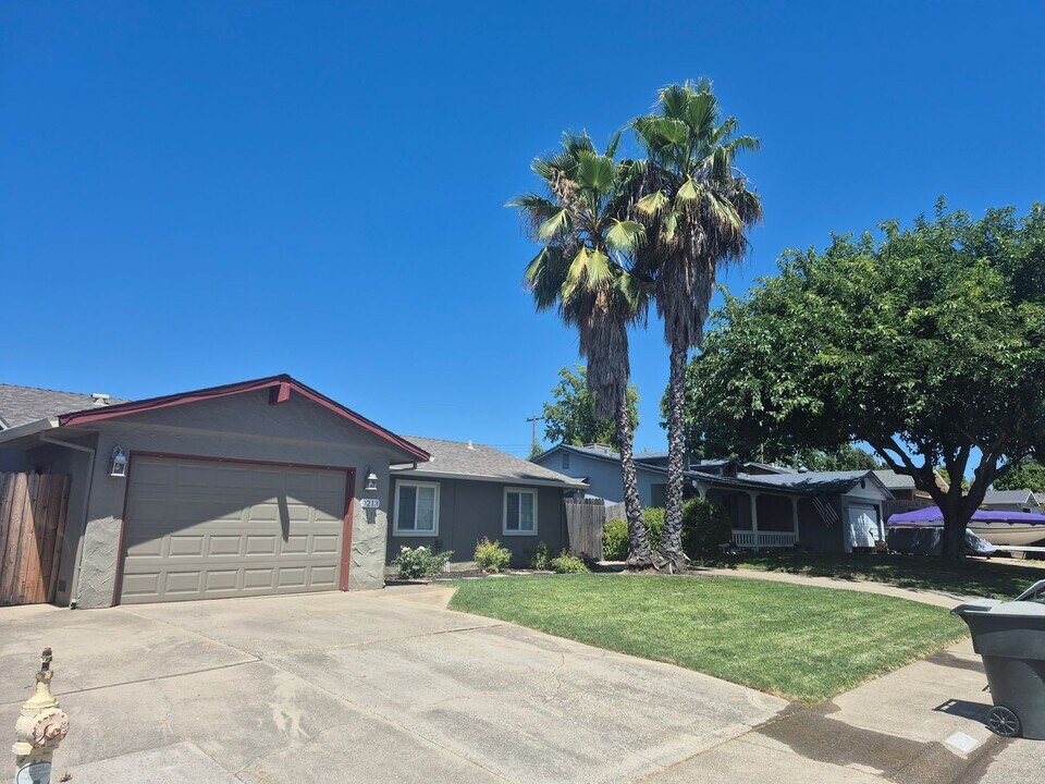 9213 Castlemont Cir in Orangevale, CA - Building Photo
