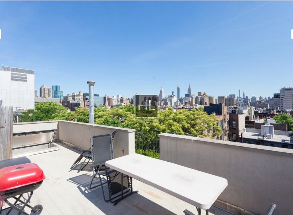 East 5th Street in New York, NY - Building Photo