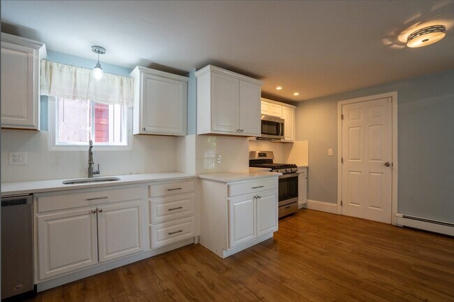 420 Saratoga St in Boston, MA - Building Photo - Building Photo