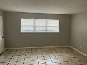 131 California Dr NE in Fort Walton Beach, FL - Foto de edificio - Building Photo
