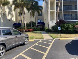 6114 43rd St W in Bradenton, FL - Building Photo