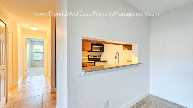 4016 Crockers Lake Blvd in Sarasota, FL - Foto de edificio - Building Photo
