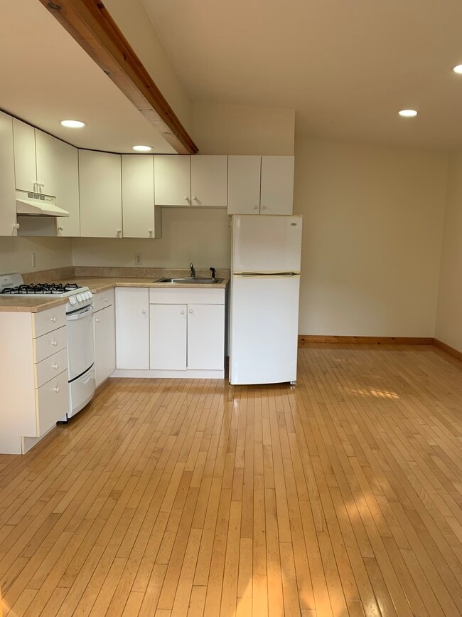 37 Court St, Unit Apt. C in Exeter, NH - Foto de edificio - Building Photo