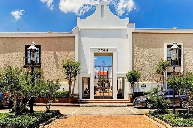 property at 2744 Briarhurst Dr