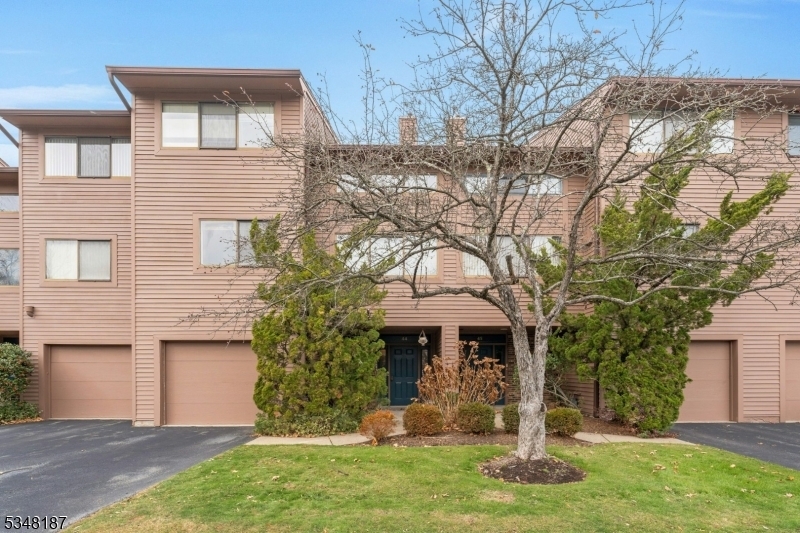 44 Lexington Ct in Township Of Washington, NJ - Building Photo