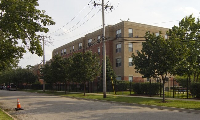 St. Ailbe Love Apartments in Chicago, IL - Foto de edificio - Building Photo