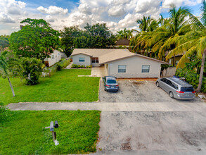 1251 SW 11th Ave in Deerfield Beach, FL - Building Photo - Building Photo