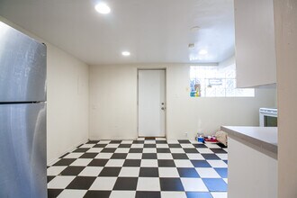 828 W Dakin St, Unit g in Chicago, IL - Foto de edificio - Building Photo