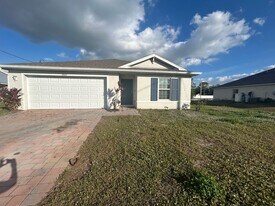 3927 NE 23rd Pl in Cape Coral, FL - Building Photo