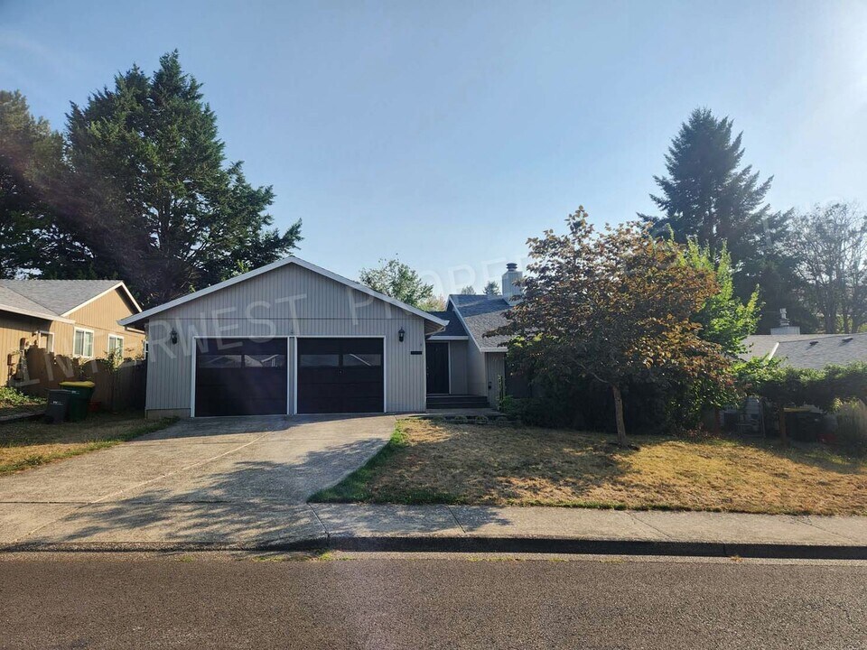 8441 SW Lori Way in Beaverton, OR - Foto de edificio