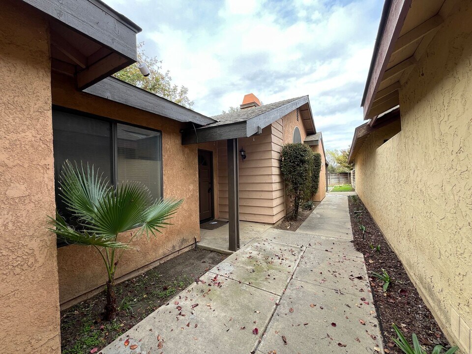 1730 E Babcock Ave in Visalia, CA - Building Photo