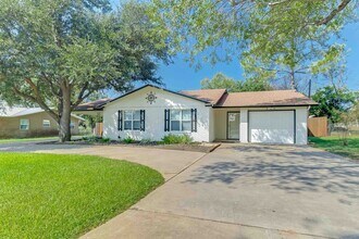 205 McGee Trail in Kingsland, TX - Building Photo - Building Photo