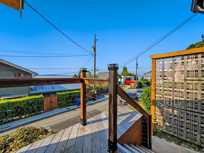 2320 Hobart Ave SW in Seattle, WA - Building Photo - Building Photo