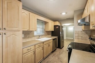 1112 N Parsons Ave in Brandon, FL - Building Photo - Building Photo