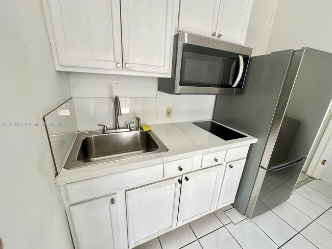 1040 N 73rd Way in Hollywood, FL - Building Photo - Building Photo