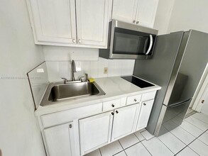1040 N 73rd Way in Hollywood, FL - Foto de edificio - Building Photo