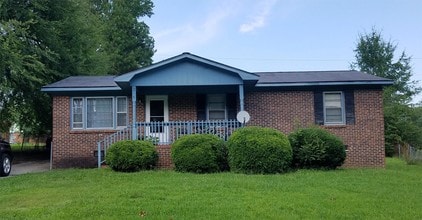 215 Ashcroft Dr in Greenwood, SC - Building Photo - Building Photo