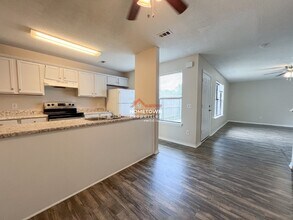 2301 W Michigan Ave-Unit -Apt 24 in Pensacola, FL - Foto de edificio - Building Photo