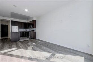 225-225 Webb Dr in Mississauga, ON - Building Photo - Building Photo
