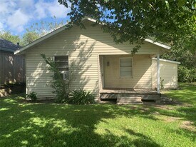 2306 28th Ave N in Texas City, TX - Building Photo