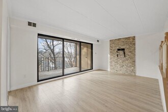 124 Roberts Ln in Alexandria, VA - Foto de edificio - Building Photo