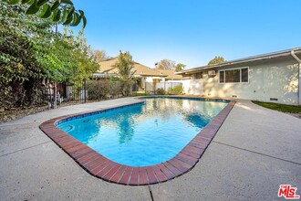 13768 Erwin St in Los Angeles, CA - Foto de edificio - Building Photo