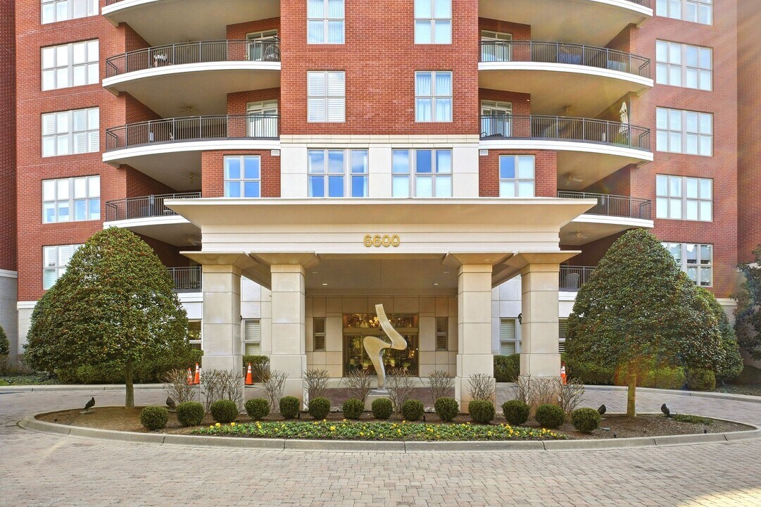 6600 Seminary Woods Pl in Louisville, KY - Building Photo