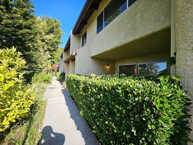 9636 Vía Rimini in Burbank, CA - Building Photo - Building Photo