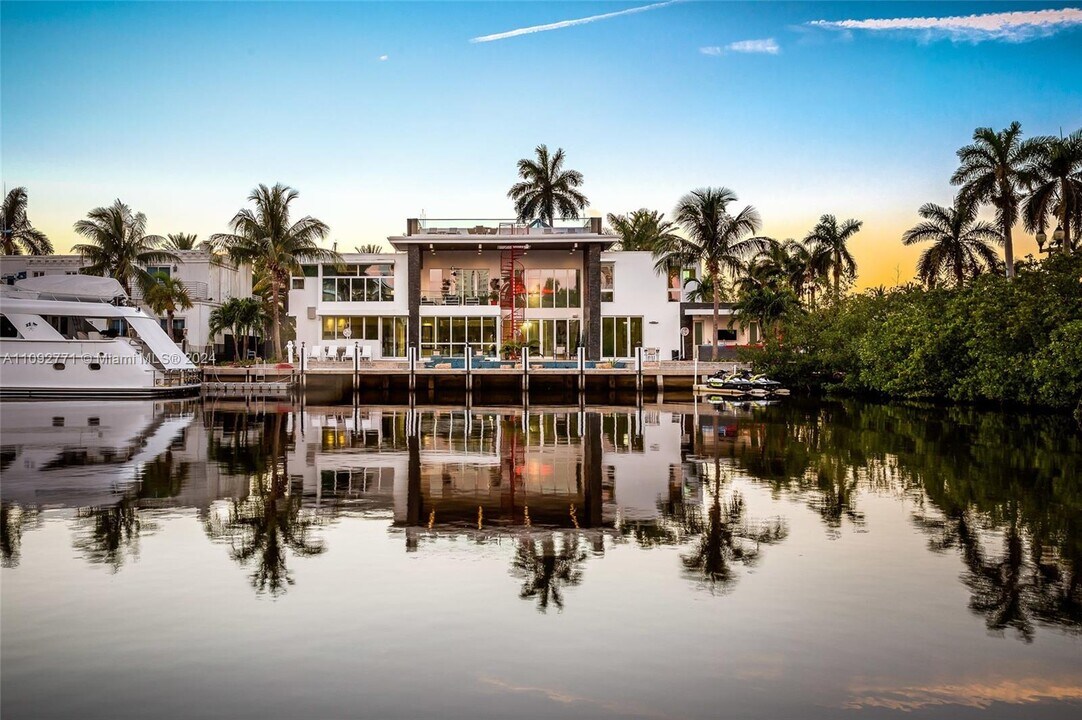 300 Royal Plaza Dr in Fort Lauderdale, FL - Foto de edificio