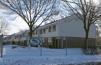 Amesbury Rosalind Apartments in Cleveland, OH - Building Photo - Building Photo