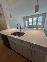 105 Sea St, Unit 205 in Quincy, MA - Building Photo - Building Photo