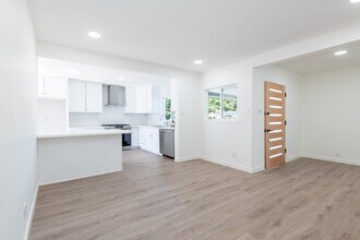 1101 N Florence St in Burbank, CA - Building Photo - Building Photo
