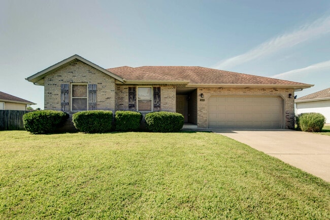 property at 1008 E Hampton Dr