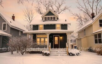 945 Crescent St NE in Grand Rapids, MI - Building Photo