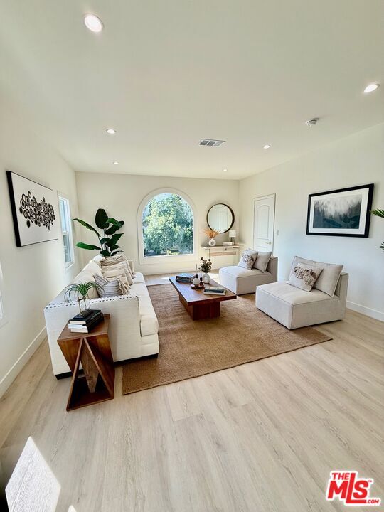 900 N Alfred St in Los Angeles, CA - Building Photo - Building Photo