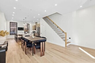 389 Manhattan Ave in New York, NY - Building Photo - Building Photo