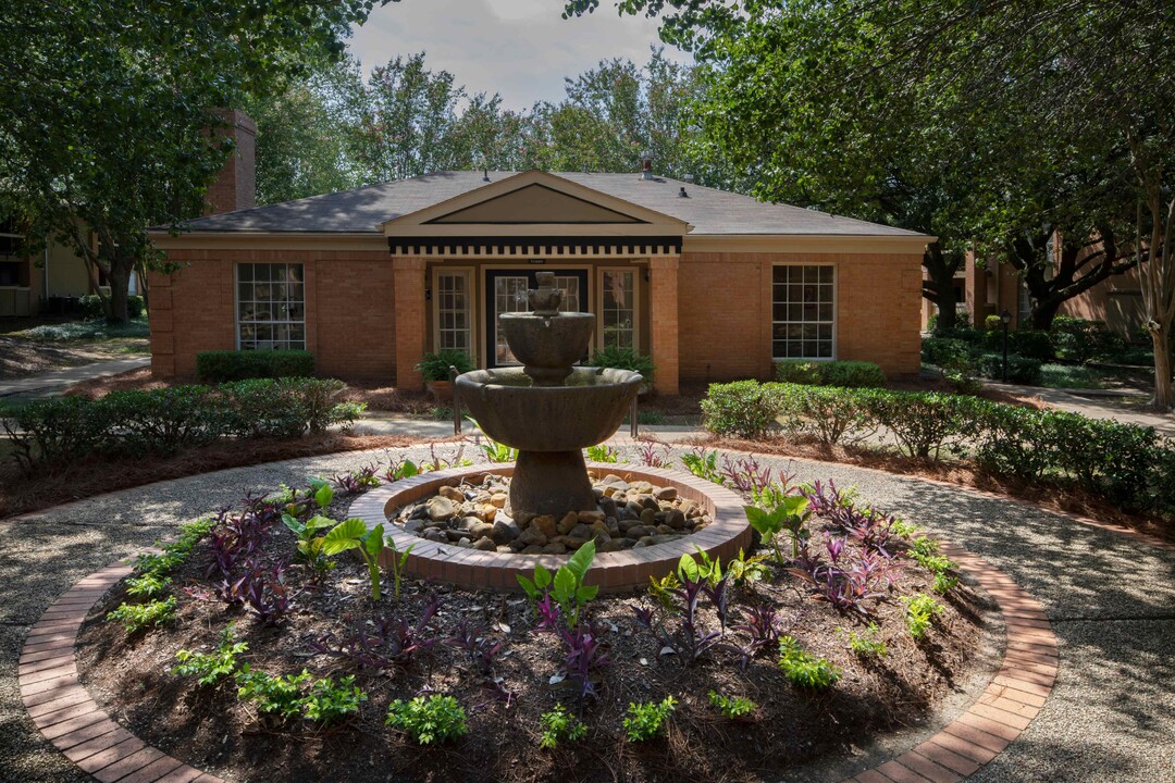 Hampton House in Jackson, MS - Building Photo