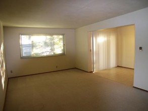 Lewison Place Apartments in Seattle, WA - Building Photo - Interior Photo