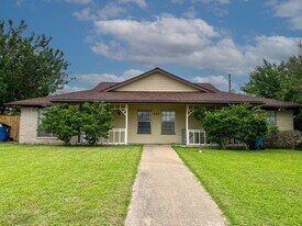 707 Ruth Ct in Navasota, TX - Building Photo
