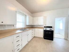 323 W 8th Ave in Hutchinson, KS - Building Photo - Building Photo