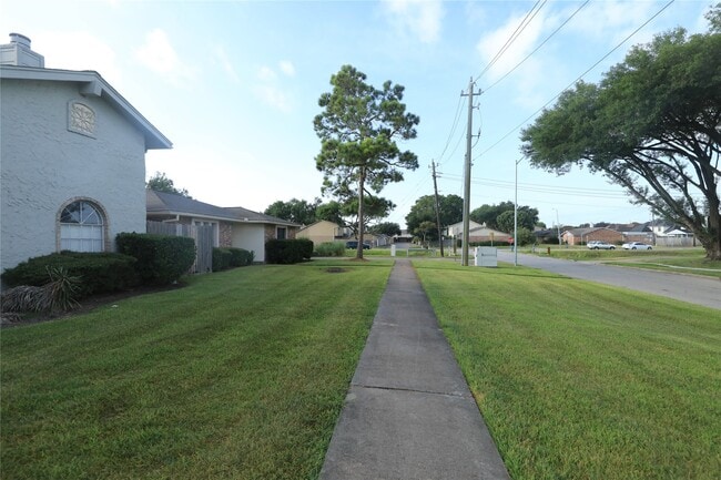 6573 S Briar Bayou Dr in Houston, TX - Building Photo - Building Photo